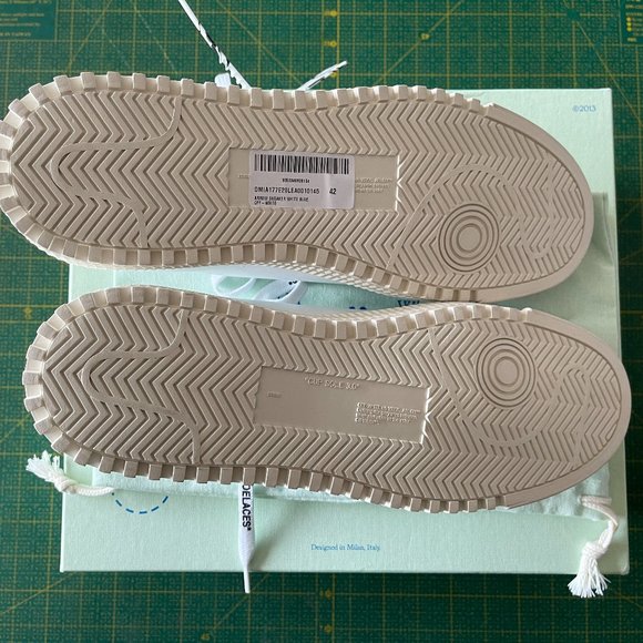 *SOLD* Off-white blue arrow sneakers - Picture 4 of 8